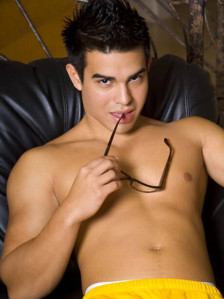 帥哥 Cody Springs 在戶外挑逗他的雞巴