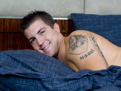 Husky guy Taylor Banks jack off with toy