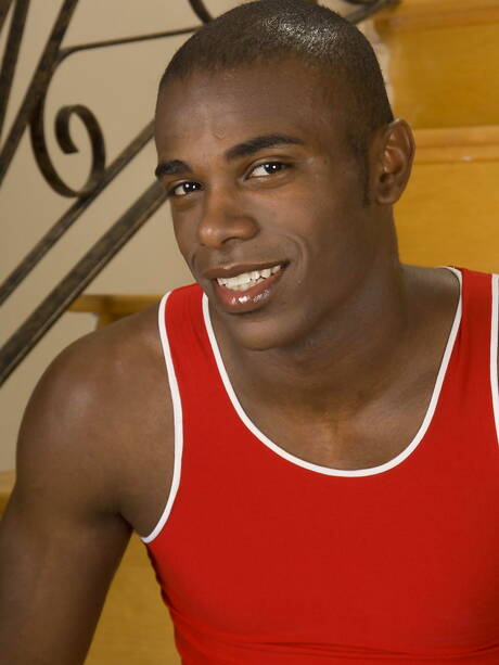 Il ragazzo husky di colore Christopher Ashlee stuzzica con un dildo