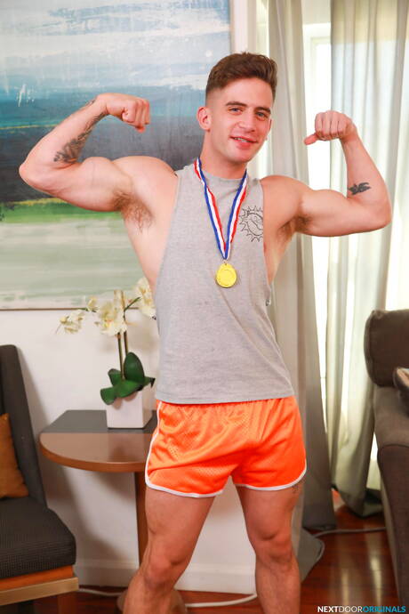 Los simpáticos americanos Trevor Brooks y Andrew Delta tienen sexo caliente.