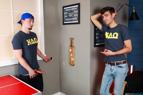 Knappe Amerikaanse jongens, gespierde Masyn Thorne en jonge kerel Jacob Acosta kleden zich uit en laten hun strakke kont zien