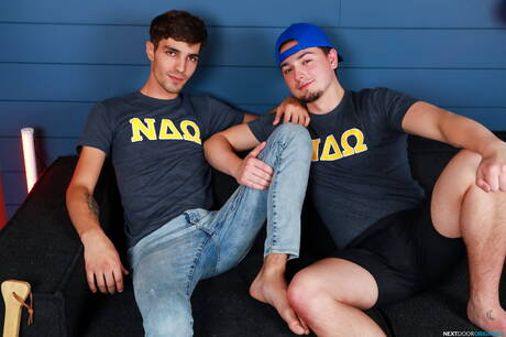 Knappe Amerikaanse jongens, gespierde Masyn Thorne en jonge kerel Jacob Acosta kleden zich uit en laten hun strakke kont zien