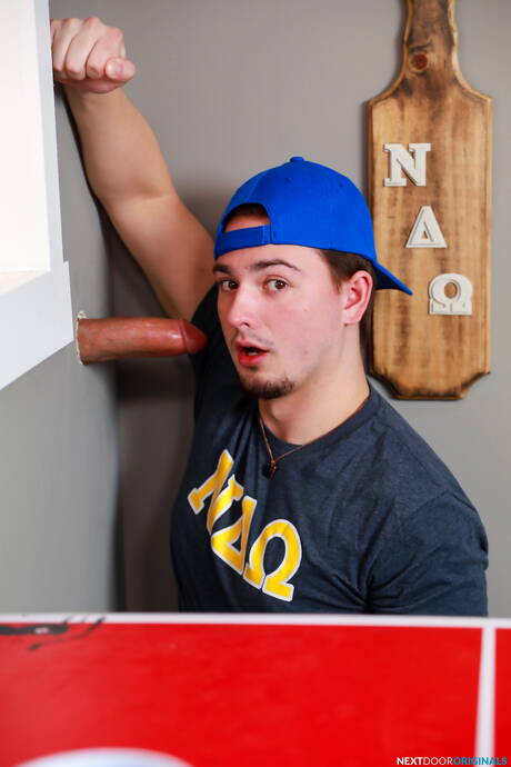 Knappe Amerikaanse jongens, gespierde Masyn Thorne en jonge kerel Jacob Acosta kleden zich uit en laten hun strakke kont zien