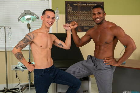 Le musclé ébène Sean Xavier et l