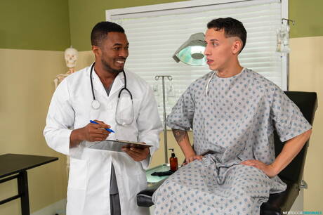 Le musclé ébène Sean Xavier et l