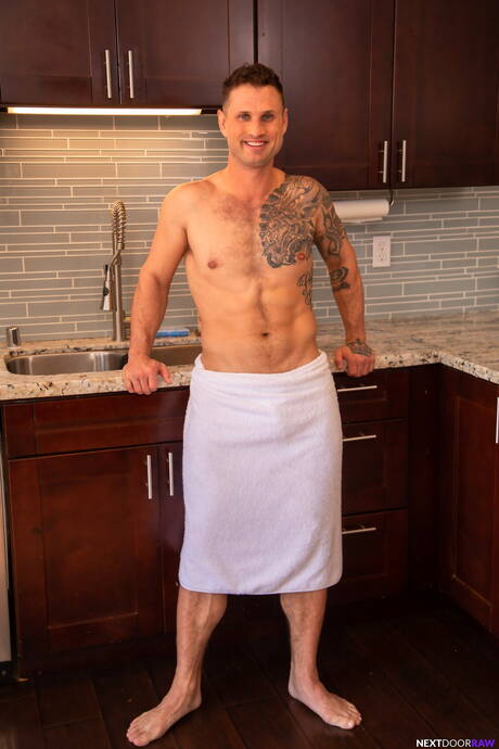 Garotos americanos lindos e fortes, Blain Oconnor e o garanhão Damian Night transando depois de um boquete na cozinha