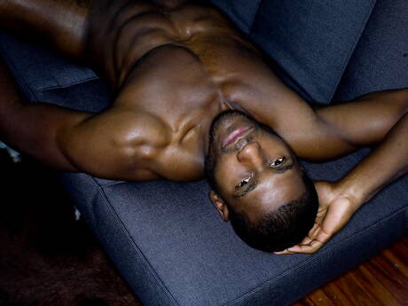 黒人の屈強な雄牛タイリース・ハンターがヌードでお尻を見せる