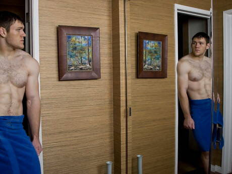 touro forte Mitch Bennett se masturbando no chuveiro