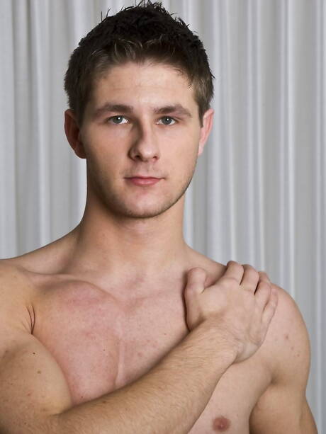 帥哥尼克赫爾利正在戲弄他的陰莖