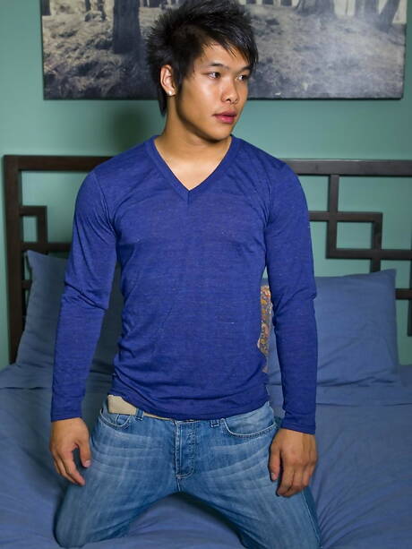 El galán asiático Tai Lee se burla de su polla