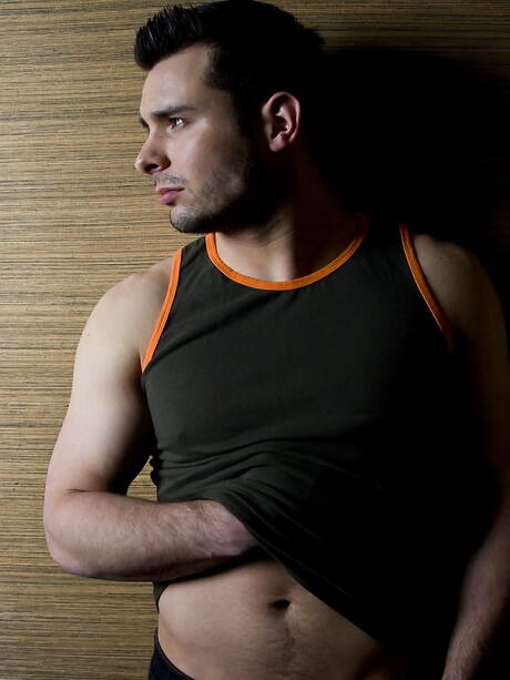 Le dur à cuire américain Brandon Kent taquine sa bite