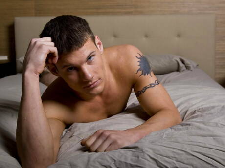 Muskularny Damian Brighton masturbuje się