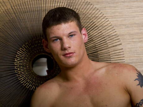 Muskularny Damian Brighton masturbuje się