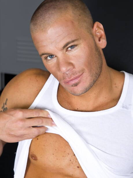 Randy Blue: 強い雄牛ダモーネ・ダニロが裸になってお尻を見せる