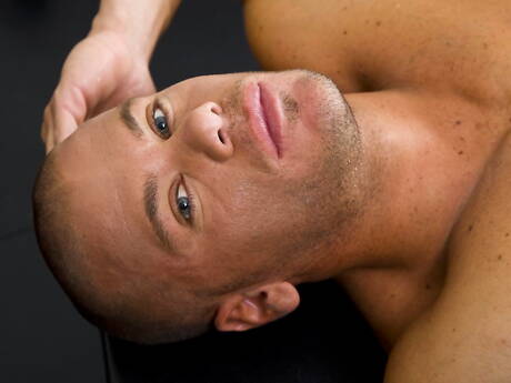 強い雄牛ダモーネ・ダニロが裸になってお尻を見せる