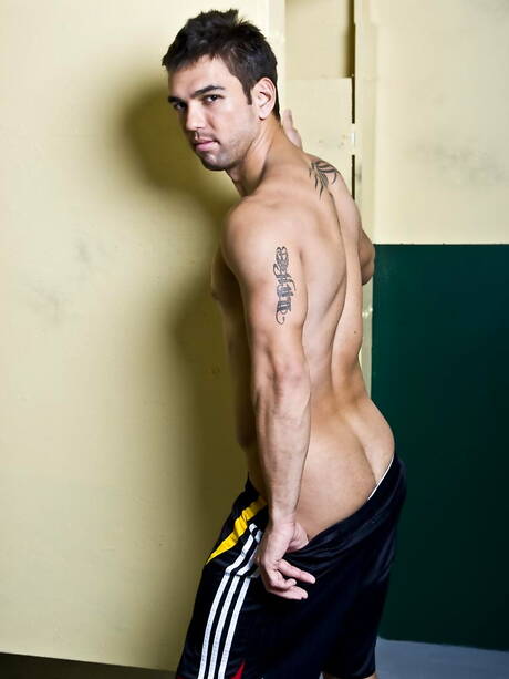 Colby Keller, Eddie Diaz, Jeremy Walker, Leo Giamani en Lucky hebben een goede interraciale groepsseks in de badkamer