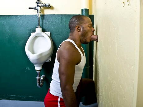 Colby Keller, Eddie Diaz, Jeremy Walker, Leo Giamani und Lucky haben einen guten interracial Gruppensex im Badezimmer