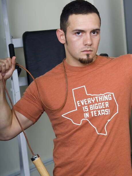 Der attraktive Jesse Guzman wichst