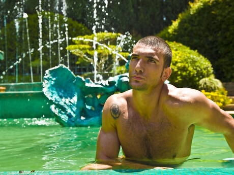 Hunky guy Luke Steel get naked and showing his butt at pool