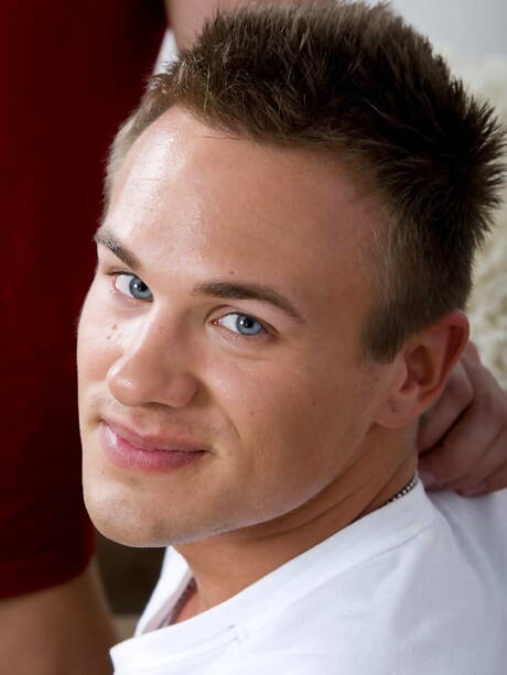 Hübsche amerikanische Jungs, muskulöser Brent Diggs und starker Bulle Jeremy Walker haben einen guten Oralsex