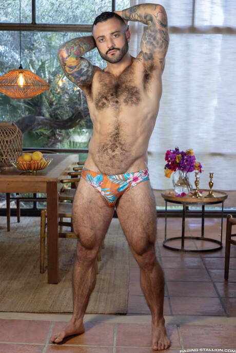 Der reife amerikanische Bär Drew Valentino und der muskulöse Spanier Apolo Adrii bohren draußen einen Arsch