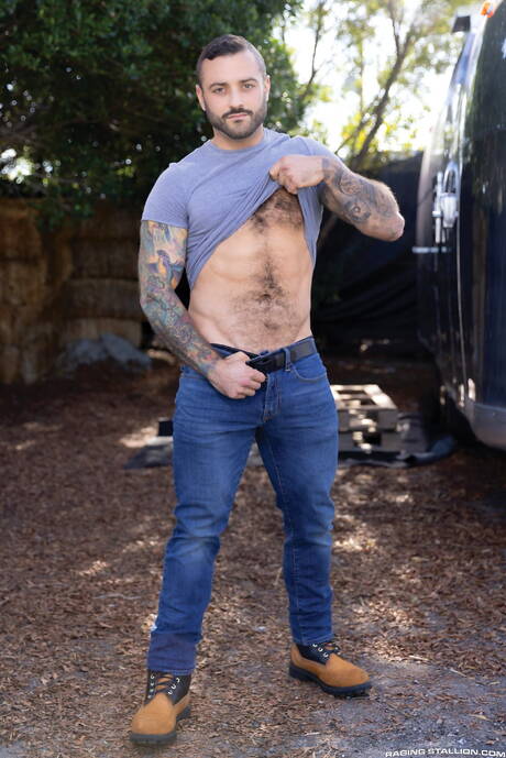 Raging Stallion: Nice american guys bear Drew Valentino and strong bull Bruce Jones have a hot couple scene outside