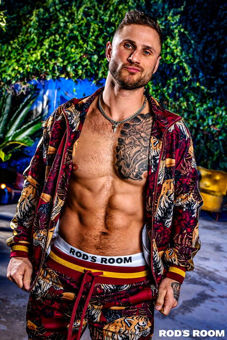 2人のアメリカ人男、イケメンのローマン・トッドとボディビルダーのブレイン・オコナーが屋外で愛し合っている