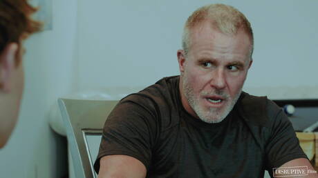 Knappe Amerikaanse mannen dragen Dale Savage en twink Eric Charming in harde anale seks