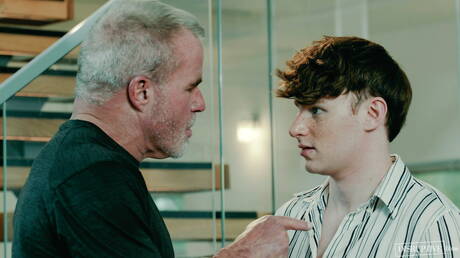 Knappe Amerikaanse mannen dragen Dale Savage en twink Eric Charming in harde anale seks