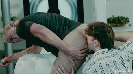 Knappe Amerikaanse mannen dragen Dale Savage en twink Eric Charming in harde anale seks