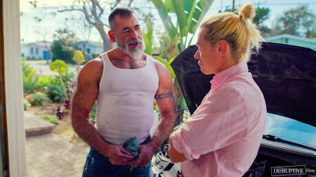 Les Américains sexy, le costaud Johnny Moon et le musclé Lawson James baisent le cul après avoir sucé une bite dans une douche chaude