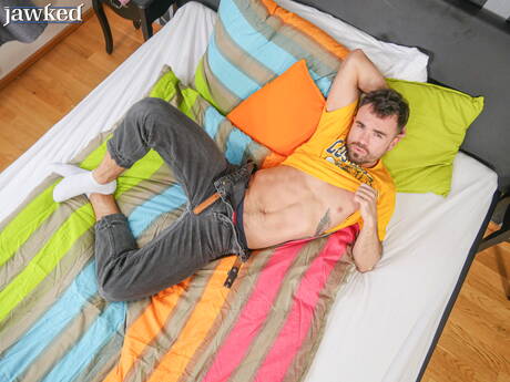 Tsjechische gespierde Daniello Danure poseert naakt en laat zijn hete kont zien