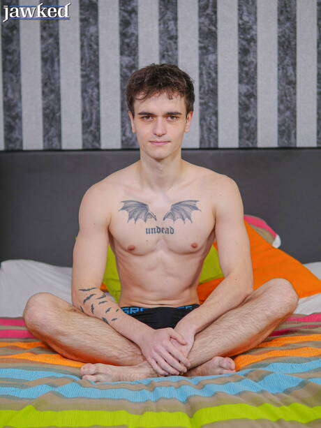 Der heiße Twink Bert Kuna posiert nackt und zeigt seinen heißen Hintern