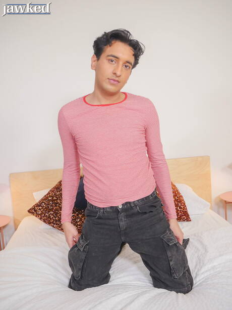 O sexy Ryan Austin se despindo e mostrando uma bela bunda