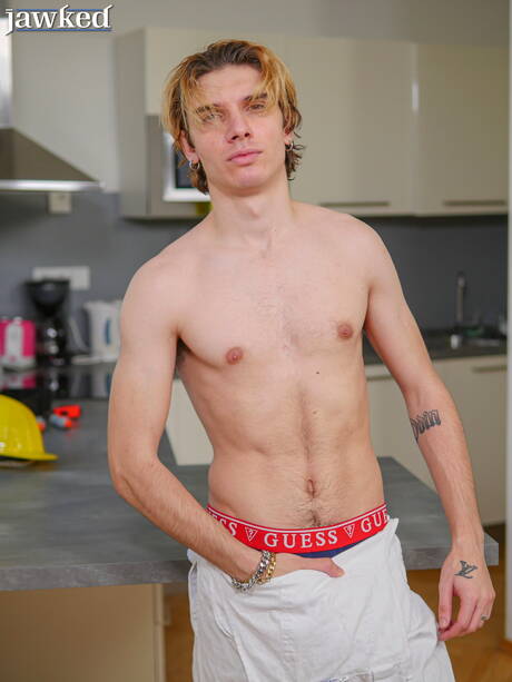 Tsjechische jonge Vincent Castle toont perfect lichaam in de keuken