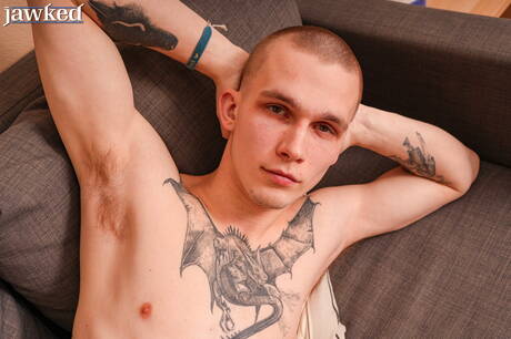 De jonge Alex Beat wordt naakt en laat zijn mooie kont zien