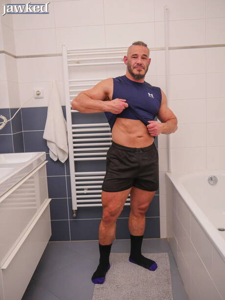 健美選手 Neil Henryk 在浴室中裸體擺造型，展現性感臀部