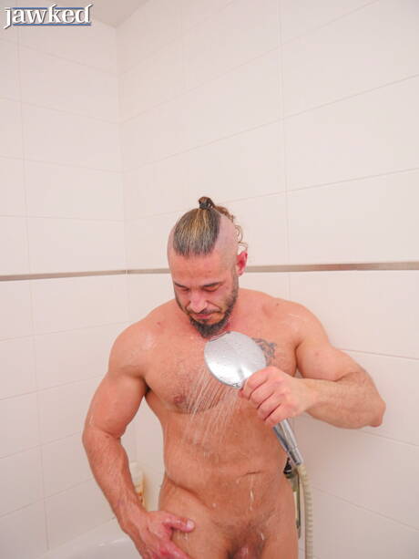 健美選手 Neil Henryk 在浴室中裸體擺造型，展現性感臀部