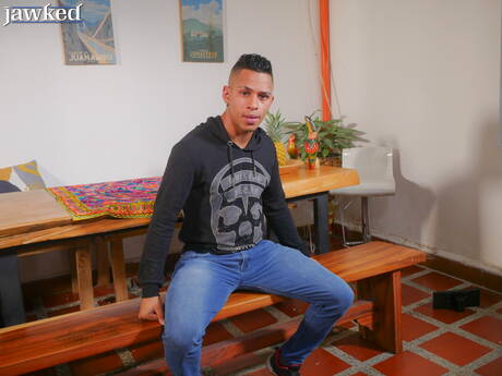 Le super étalon latino Deymon Castillo se met à nu et montre ses belles fesses