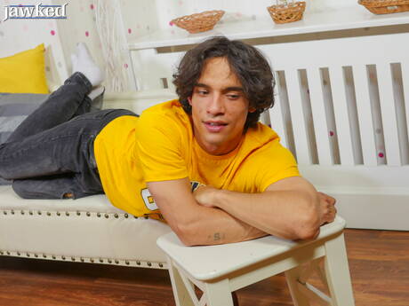 Latijns-Amerikaanse jongen Miguel Alves poseert naakt en laat zijn mooie kont zien