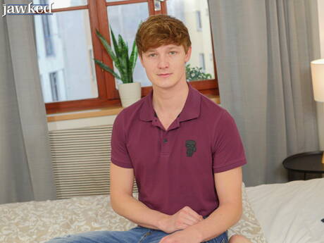 Le jeune Tchèque Antony Carter se déshabille et montre son cul