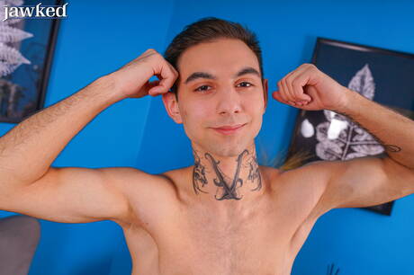 Der schöne Junge Leon Grim zieht sich aus und zeigt seinen Arsch