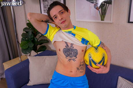 De jonge Miles Gallagher wordt naakt en laat zijn mooie kont zien