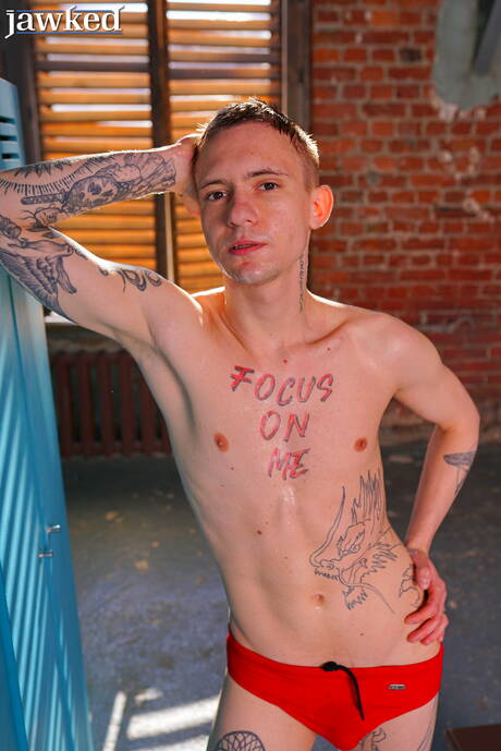 帥哥Max Gen脫光衣服露出性感臀部