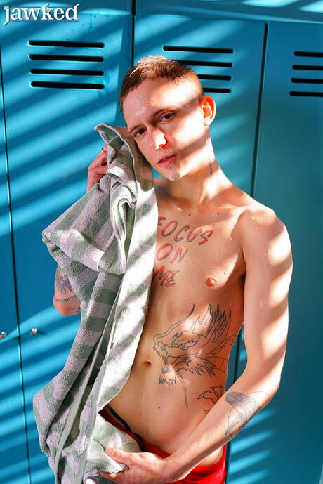 帥哥Max Gen脫光衣服露出性感臀部