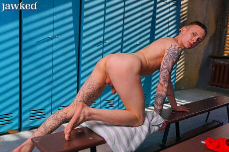 帥哥Max Gen脫光衣服露出性感臀部