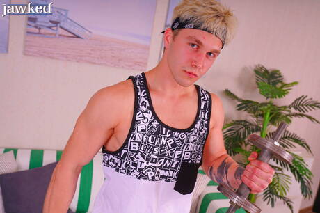 Liam bien bâti aime se déshabiller et montrer ses fesses chaudes