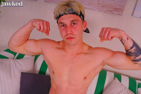 Liam bien bâti aime se déshabiller et montrer ses fesses chaudes