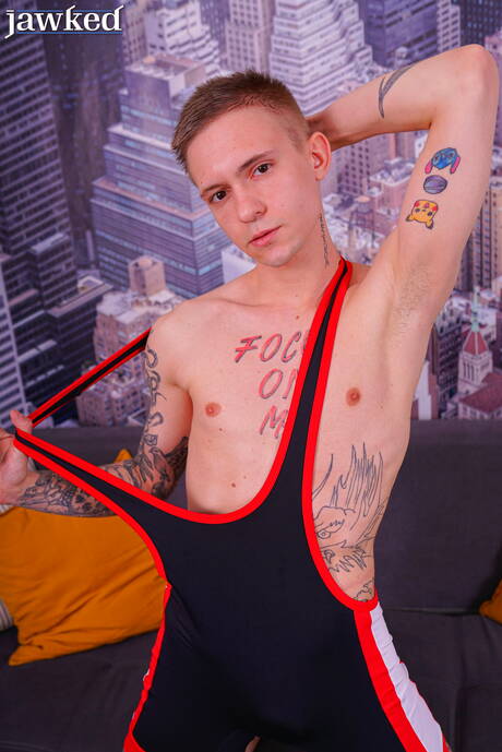 Młody koleś Max Gen bawi się penisem