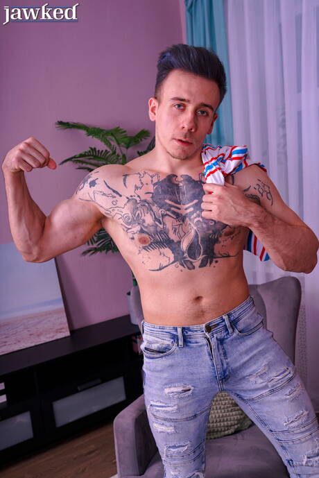 Il muscoloso Lex Moore stuzzica il suo cazzo